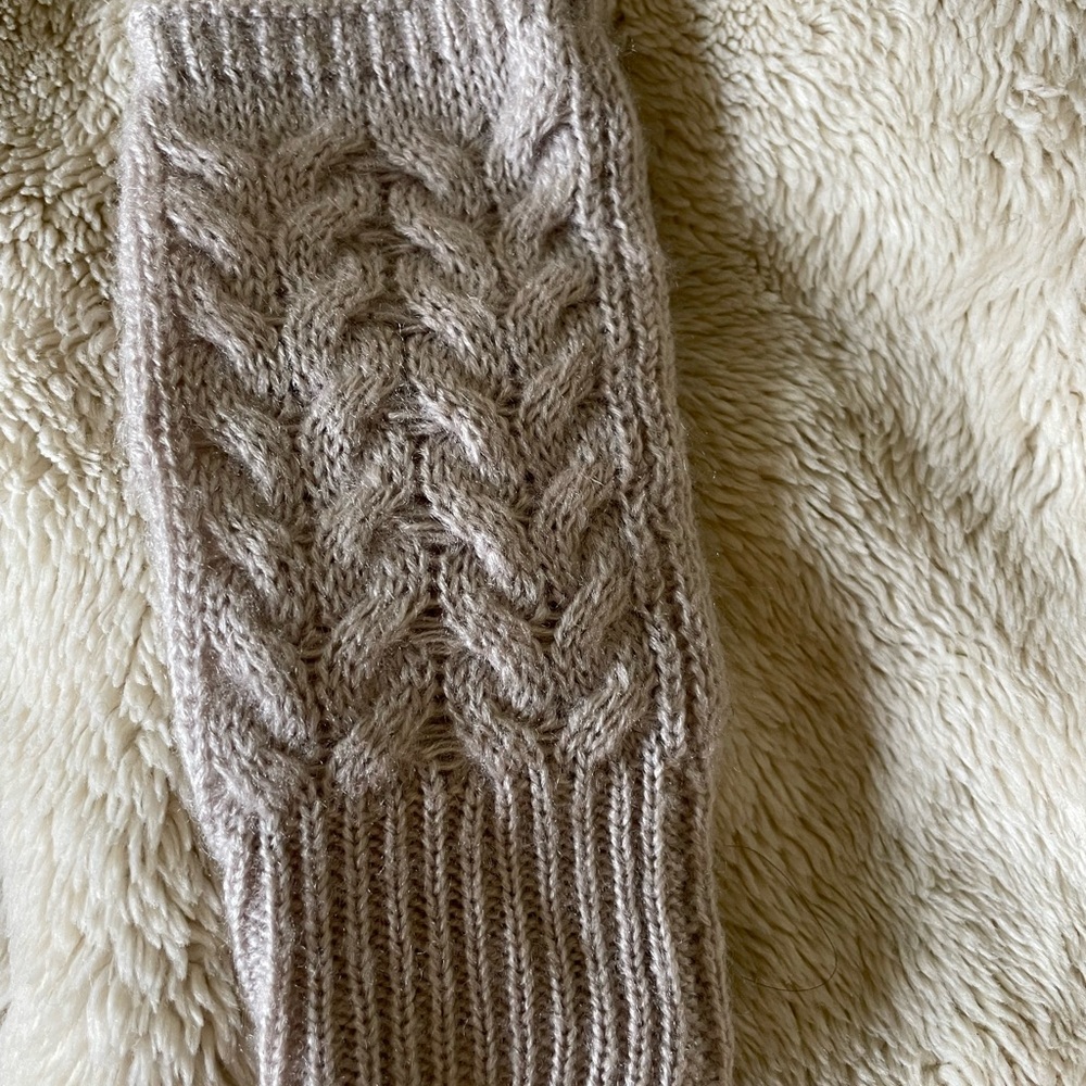H&M dainty knit gloves. Great condition. One size. 100% acrylic. - Picture 2 of 7